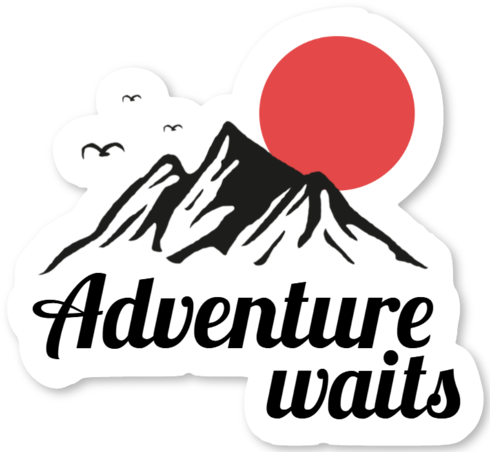 Sticker aventure avec montagnes et soleil – Adventure waits